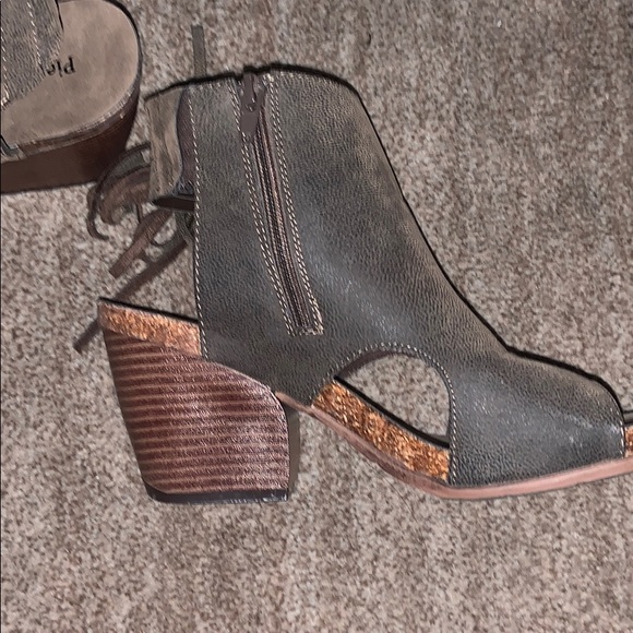 Heels - Picture 3 of 3